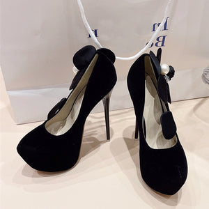Front view high heel pumps with black flower