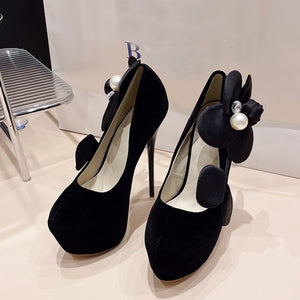 Front view high heel pumps with flower