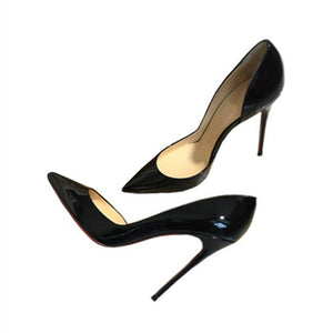 Classical stiletto pump with side cutout